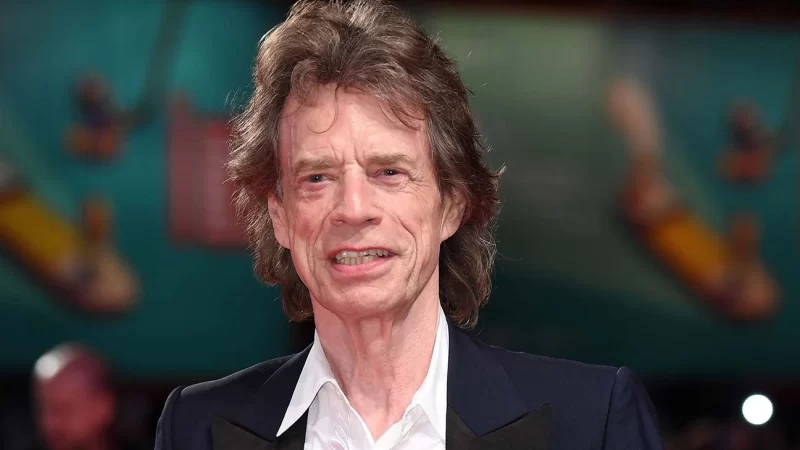 Mick Jagger drinkt cocktail in Brussel en poseert bij het standbeeld van Jacques Brel, voor het Rolling Stones-concert vanavond